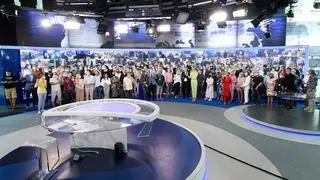 Pamiątkowe zdjęcie uczestników uroczystości w studiu