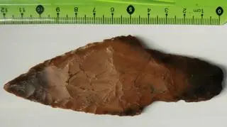 Krzemienny grot oszczepu, strona górna