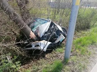 Uciekał przed policją, wpadł do rowu i uderzył w drzewo