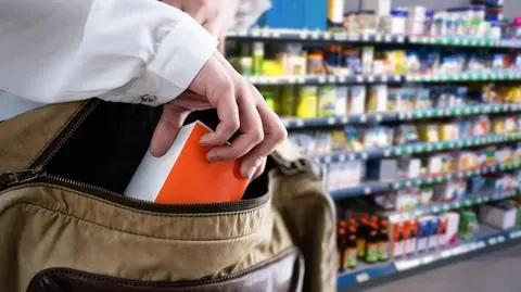 Policja zatrzymała matkę i jej syna. Kradli perfumy i szczoteczki elektryczne