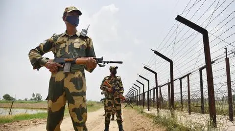 Służby ochrony granic Indii (BSF) na granicy indyjsko-pakistańskiej w pobliżu Attari (2021 rok)