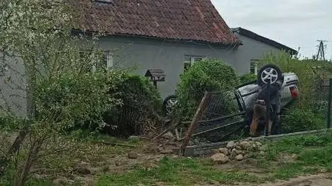 Auto zniszczyło ogrodzenie i wylądowało tuż przy ścianie domu 