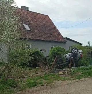 Auto zniszczyło ogrodzenie i wylądowało tuż przy ścianie domu 