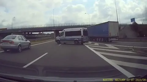 Radiowóz stanął w poprzek autostrady