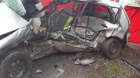 Wyjeżdżał z drogi podporządkowanej, doszło do zderzenia. Nie żyje 73-letni kierowca