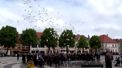W niebo poszybowały balony - symbol ostatniego pożegnania kolegów i koleżanek z zamordowaną Magdą