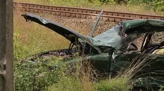 Opel vectra wjechał pod pociąg