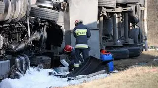 Strażacy zabezpieczają samochód