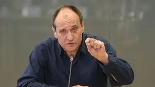 "Wyszedł wzburzony, rzucił do mnie: chodźmy stąd, to są złodzieje"