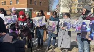 W niedzielę, 27 marca, aktywiści pokazywali zdjęcia migrantów na konferencji przed siedzibą Podlaskiego Odziału Straży Granicznej w Białymstoku  