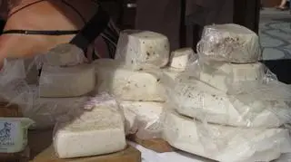 W okolicznych straganach można również kupić ekologiczną żywność: kozie sery, chleb wypiekany na zakwasie, wędzone wędliny i przyprawy, bez dodatku glutenu. Oprócz jedzenia są również regionalne piwa i pitne miody.