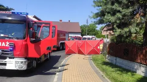 Auto zahaczyło o druty, słupy się przewróciły. "Nie była przygnieciona, ale słup praktycznie dokonał amputacji"