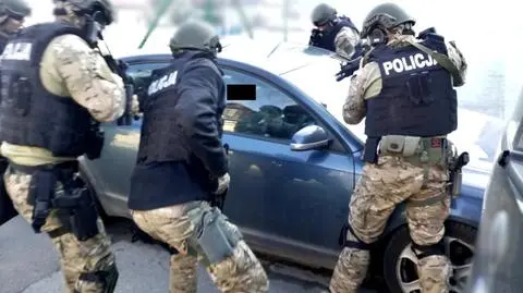 Oni werbowali, one pośredniczyły. 19 agencji towarzyskich zlikwidowała policja