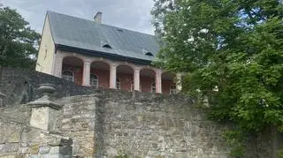Pałacyk, w którym znajduje się liceum w Boguchwale