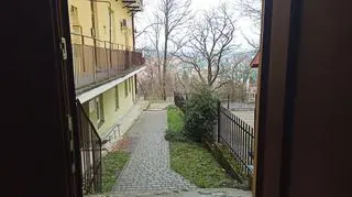W tym miejscu znaleziono ranną kobietę