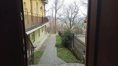 W tym miejscu znaleziono ranną kobietę