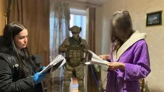 Funkcjonariusze policji w mieszkaniu podejrzanej (na zdjęciu z prawej). 