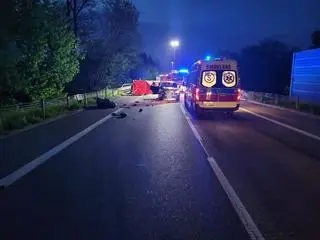 Motocyklista zginął w czołowym zderzeniu z osobówką