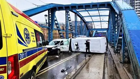Auto dostawcze przewróciło się na moście i zablokowało cały ruch