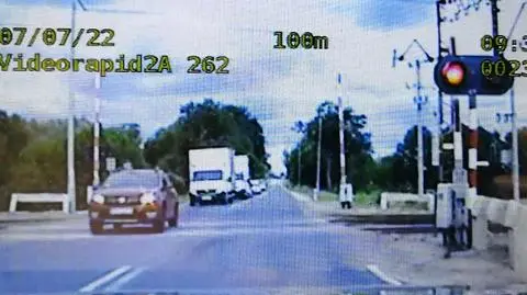 Warlubie (Kujawsko-Pomorskie). Dostała mandat za wjazd na przejazd kolejowy na czerwonym świetle