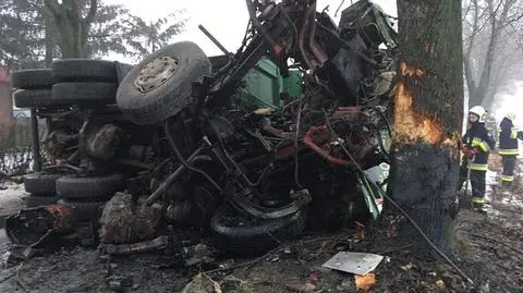 Piaskarka uderzyła w drzewo