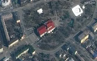 Napisy "dzieci" w pobliżu ostrzelanego teatru w Mariupolu