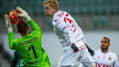 Zaśnieżone boisko, białe stroje gości. Bramkarz Śląska bohaterem