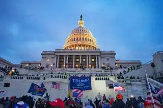 Zwolennicy Trumpa przed gmachem Kapitolu 
