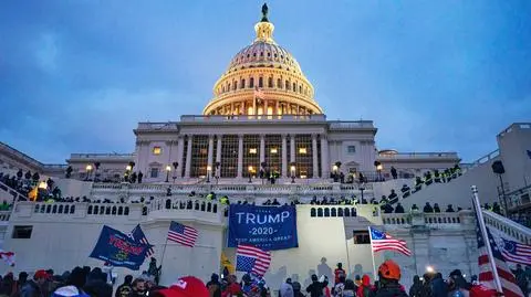 Zwolennicy Trumpa przed gmachem Kapitolu 