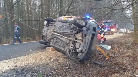 24-latek uderzył w drzewo, wypadł z samochodu i zginął na miejscu