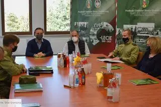 Wiceminister Bartosz Grodecki oraz szef Agencji Frontex z wizytą na granicy polsko-białoruskiej