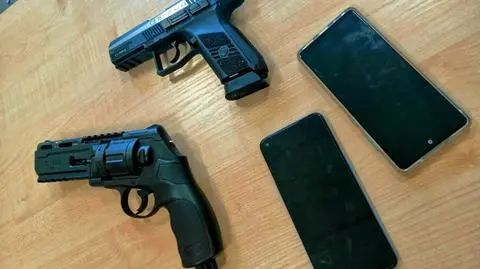 Zamaskowani, z pistoletami napadli na dwóch nastolatków, zabrali im smartfony i 50 złotych