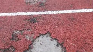 Nawierzchnia na boisku jest mocno zniszczona