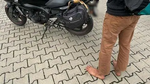 Jechał bez kasku, boso i bez uprawnień motocyklem