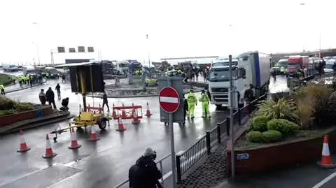 Poranny protest, kierowcy w kilku grupach. Nerwowo w Dover, przepychanki z policją