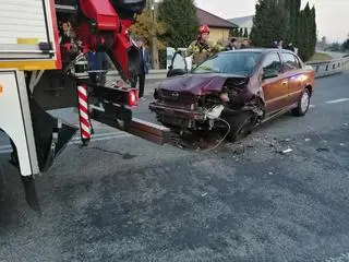 Opel uderzył najpierw w toyotę, a później w lawetę