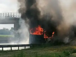Autokar stanął w płomieniach na autostradzie