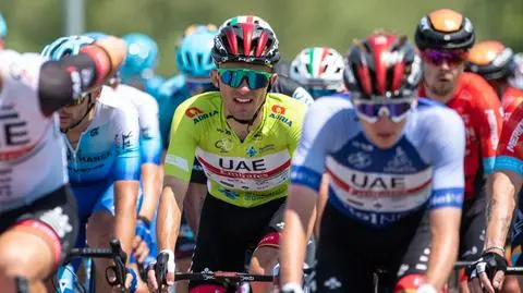 Dublet UAE Team Emirates w Słowenii. Majka przekazał koszulkę lidera