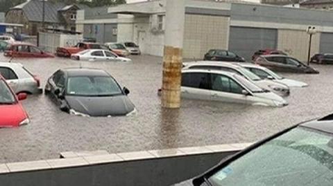 "Pływające" samochody, podtopione budynki, zerwane dachy. Wasze pogodowe relacje