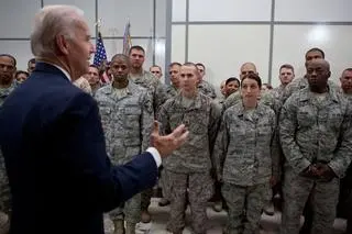 Joe Biden przemawia do amerykańskich żołnierzy stacjonujących w Iraku, Bagdad 2011 rok 