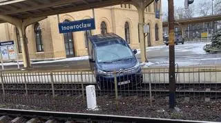 Samochód Straży Ochrony Kolei stoczył się na tory