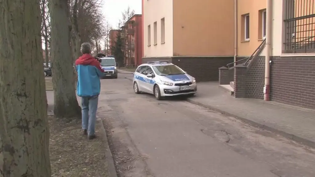 Nie szło mu w grze cisnął dziecko o drzwi. Doprowadzenie ojczyma na przesłuchanie