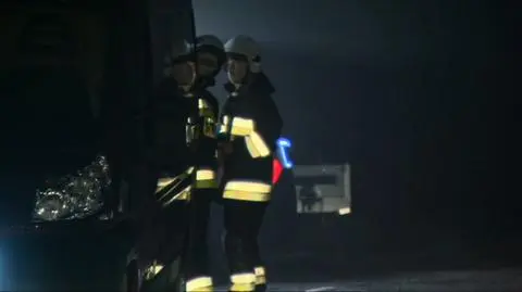 Policja o wypadku helikoptera: rozbił się w kompleksie leśnym, akcja niezwykle trudna