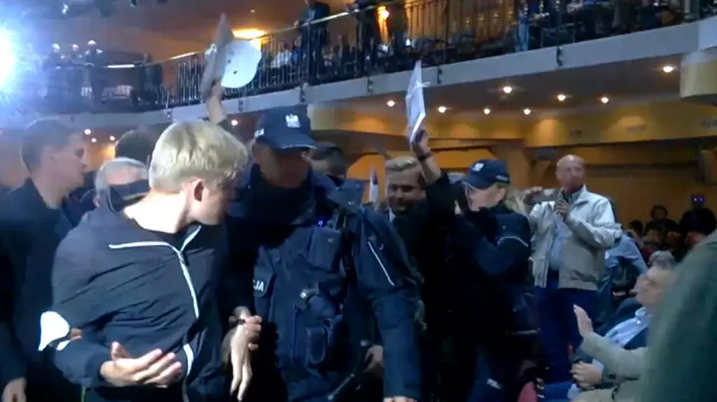 "Nie będą przeszkadzać gówniarze". Incydent na spotkaniu z Wałęsą