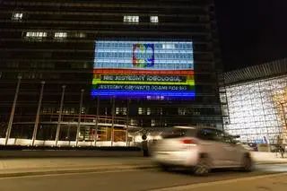 Polska flaga w kolorach tęczy na budynku KE