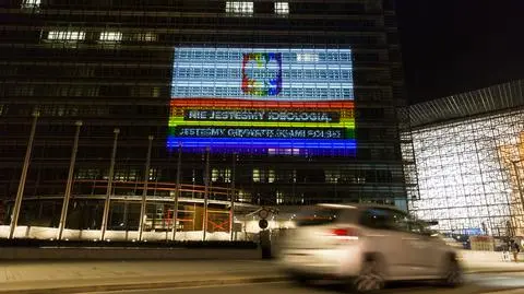 Polska flaga w kolorach tęczy na budynku KE