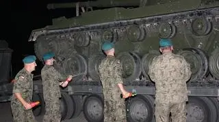Zdejmowanie maszyn z transporterów