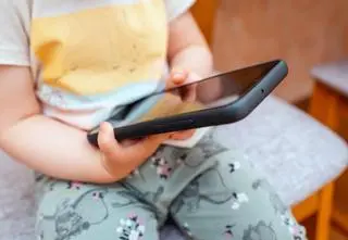 Eksperci: rodzice wiedzą, że to szkodliwe. A jednak dają maluchom smartfony