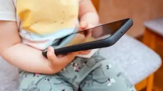 Eksperci: rodzice wiedzą, że to szkodliwe. A jednak dają maluchom smartfony