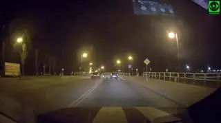 Drugie auto zostało wyprzedzone na przejściu 